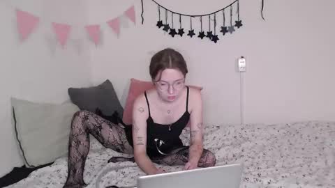 Snapshot of effa__laska chatting on November 2, 2025, 8:44 pm effa__laska online show from November 2, 2025, 8:44 pm
