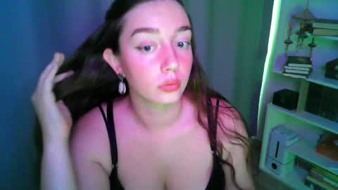 Snapshot of effie_balconii chatting on September 20, 2025, 3:02 pm effie_balconii online show from September 20, 2025, 3:02 pm