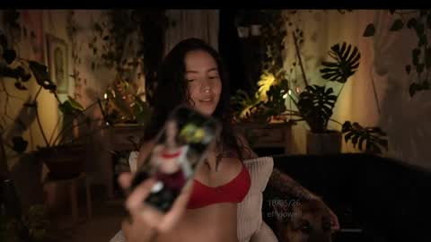 Snapshot of effylowell_ chatting on May 19, 2026, 1:11 am Effy online show from May 19, 2026, 1:11 am