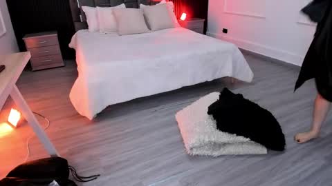 Eiryn Raven online show from April 15, 2026, 11:39 am