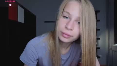 Snapshot of el1s_evans chatting on June 24, 2026, 8:02 am please read my bio there is information about private shows and about my personality online show from June 24, 2026, 8:02 am