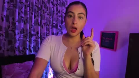 Snapshot of elaia222 chatting on November 6, 2025, 4:35 am Elaia online show from November 6, 2025, 4:35 am