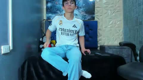 Elan Giralon online show from March 22, 2026, 9:07 pm