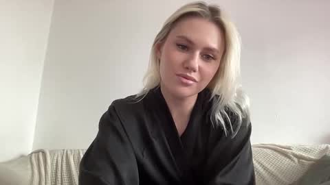 Snapshot of elaraluxxxe chatting on September 24, 2025, 9:56 am elaraluxxxe online show from September 24, 2025, 9:56 am