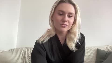 Snapshot of elaraluxxxe chatting on October 8, 2025, 10:24 am elaraluxxxe online show from October 8, 2025, 10:24 am