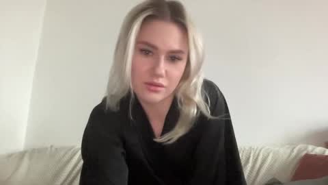 Snapshot of elaraluxxxe chatting on November 4, 2025, 11:09 am elaraluxxxe online show from November 4, 2025, 11:09 am