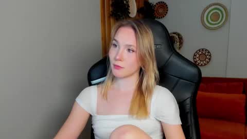 elaravoltage online show from March 16, 2026, 5:44 am