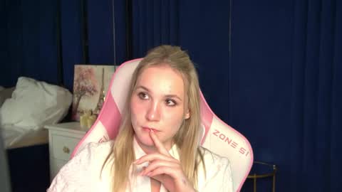 Snapshot of elaravoltage chatting on April 28, 2026, 5:29 pm elaravoltage online show from April 28, 2026, 5:29 pm
