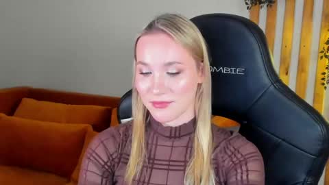 Snapshot of elaravoltage chatting on May 26, 2026, 5:42 pm elaravoltage online show from May 26, 2026, 5:42 pm