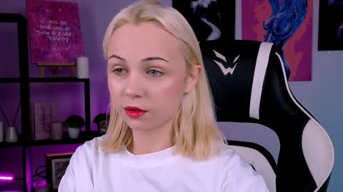 Snapshot of elenamonroee chatting on October 13, 2025, 2:55 am elenamonroee online show from October 13, 2025, 2:55 am