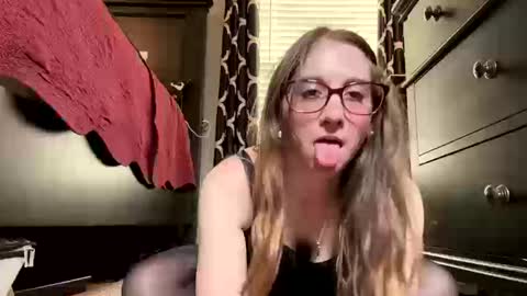 Snapshot of elenore_hoesevelt chatting on October 10, 2025, 5:56 pm Elenore Hoesevelt online show from October 10, 2025, 5:56 pm