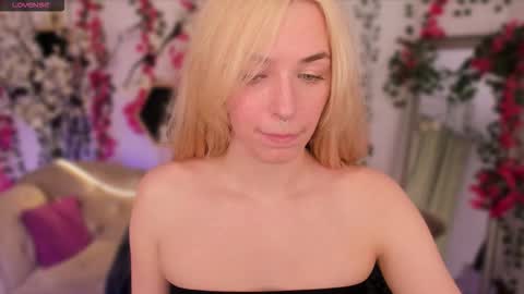 Snapshot of eli_llie chatting on November 6, 2025, 8:43 pm Eli online show from November 6, 2025, 8:43 pm