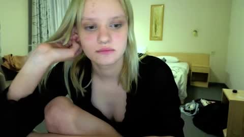 elieiza_xo online show from May 26, 2026, 5:42 pm