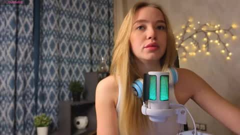 Snapshot of elina_wilgauch chatting on December 2, 2025, 1:22 am Elina online show from December 2, 2025, 1:22 am