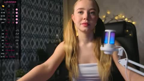 Snapshot of elina_wilgauch chatting on December 3, 2025, 1:24 am Elina online show from December 3, 2025, 1:24 am