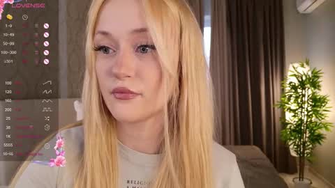 Snapshot of elis_goyard chatting on November 16, 2025, 11:49 am Elis online show from November 16, 2025, 11:49 am