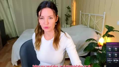 Snapshot of elise_bryk chatting on September 28, 2025, 9:09 pm hiIm Elise online show from September 28, 2025, 9:09 pm