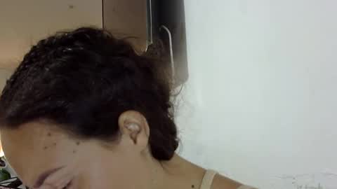 Elizabeth Martinez  online show from November 24, 2025, 7:13 pm