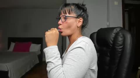 Ella online show from November 28, 2025, 12:02 am