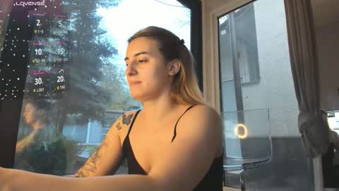 ella_vee online show from November 28, 2025, 6:49 am