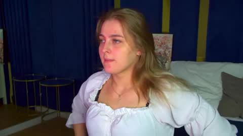 EllaBells online show from May 5, 2026, 5:26 am