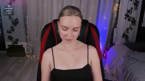 Snapshot of ellabloom chatting on September 24, 2025, 2:42 pm Ella online show from September 24, 2025, 2:42 pm