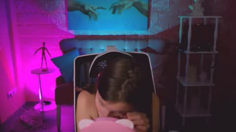 Ella online show from November 19, 2025, 6:52 pm