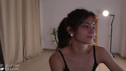 Snapshot of ellelure_ chatting on January 22, 2025, 11:32 pm Linda Restrepo online show from January 22, 2025, 11:32 pm