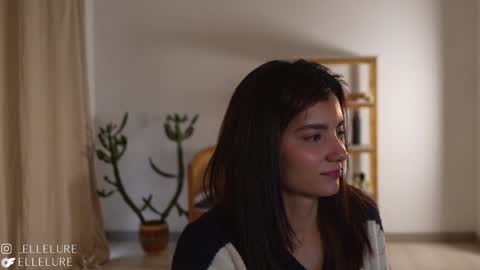 Snapshot of ellelure_ chatting on February 6, 2025, 10:00 pm Linda Restrepo online show from February 6, 2025, 10:00 pm