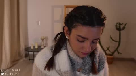 Snapshot of ellelure_ chatting on February 23, 2025, 12:41 am Linda Restrepo online show from February 23, 2025, 12:41 am