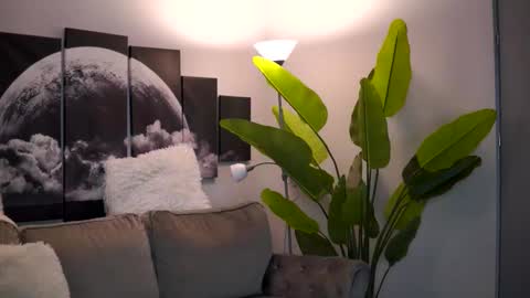 Ellie online show from December 14, 2025, 7:07 pm