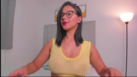 Snapshot of elly_g chatting on February 4, 2026, 1:55 am elly online show from February 4, 2026, 1:55 am