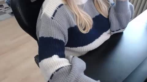 Snapshot of elly_petite chatting on September 26, 2025, 2:54 pm Elly online show from September 26, 2025, 2:54 pm