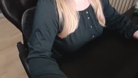 Snapshot of elly_petite chatting on October 18, 2025, 9:37 pm Elly online show from October 18, 2025, 9:37 pm