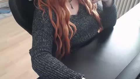 Snapshot of elly_petite chatting on October 29, 2025, 9:00 am Elly online show from October 29, 2025, 9:00 am