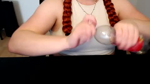 Snapshot of elly_petite chatting on June 17, 2026, 12:07 pm Elly online show from June 17, 2026, 12:07 pm