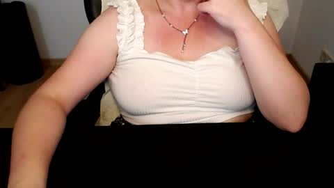 Snapshot of elly_petite chatting on June 30, 2026, 6:53 pm Elly online show from June 30, 2026, 6:53 pm