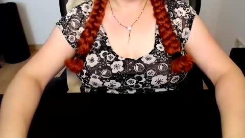 Snapshot of elly_petite chatting on July 2, 2026, 6:19 am Elly online show from July 2, 2026, 6:19 am