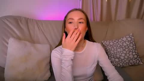 Snapshot of ellycolins_ chatting on April 2, 2026, 2:53 am Elly online show from April 2, 2026, 2:53 am