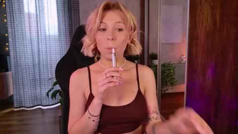 Snapshot of ellysunloverr chatting on November 2, 2025, 4:04 am Elly online show from November 2, 2025, 4:04 am