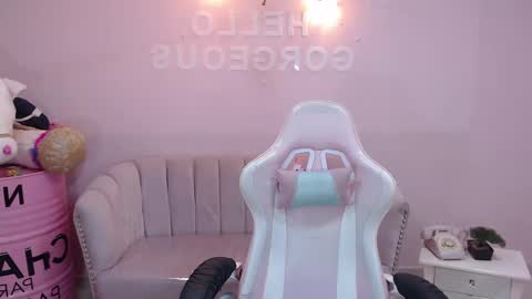 Snapshot of elody_a chatting on March 1, 2025, 3:32 am Elody online show from March 1, 2025, 3:32 am