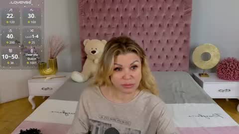 Snapshot of eloise_by chatting on June 17, 2026, 7:22 am eloise_by online show from June 17, 2026, 7:22 am