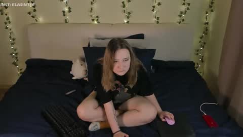 Snapshot of elovinora chatting on November 21, 2025, 7:23 pm Ela give me a thumbs up if you like it and this is important for the development of the account online show from November 21, 2025, 7:23 pm