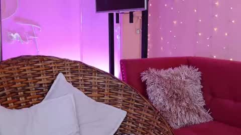 Elysia online show from December 2, 2025, 9:10 pm