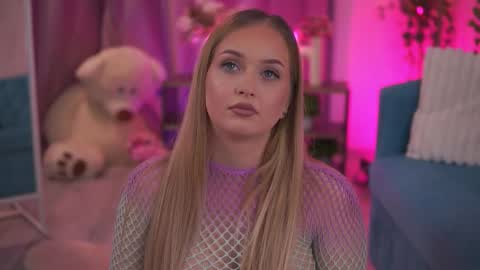 Elyssa online show from February 14, 2026, 7:43 pm