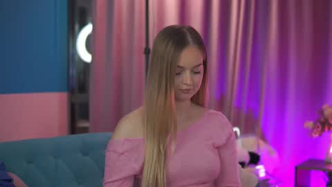 Elyssa online show from March 4, 2026, 7:53 pm