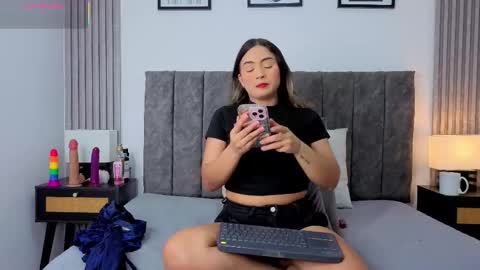 Ema online show from November 18, 2025, 10:14 pm