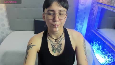 emahills__axelrose online show from September 19, 2025, 2:13 am