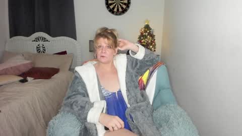 Snapshot of emberpheonixxx chatting on December 23, 2024, 6:44 am Ember Pheonixxx online show from December 23, 2024, 6:44 am