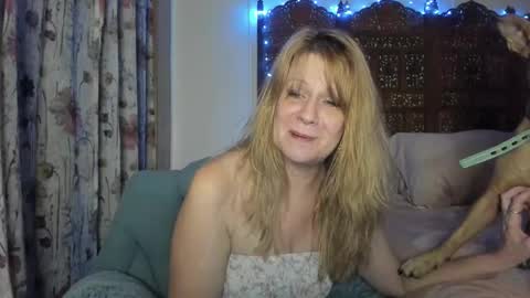 Snapshot of emberpheonixxx chatting on November 18, 2025, 4:28 am Ember Pheonixxx online show from November 18, 2025, 4:28 am